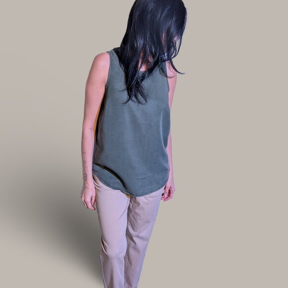 Universal Thread Women's Green Tank Top - Button Back details - Picture 2 of 7